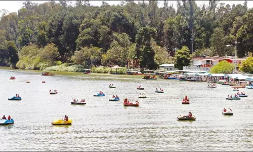 ஊட்டியில் குவிந்த சுற்றுலா பயணிகள்; படகு சவாரி செய்து மகிழ்ந்தனர்