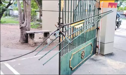 டி.என்.பி.எஸ்.சி. தேர்வு எழுத அனுமதி மறுப்பு; தேர்வு மைய கேட்டை உடைத்து உள்ளே புகுந்த தேர்வர்கள்