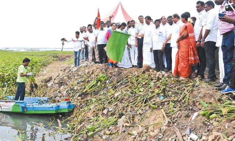 திருமுல்லைவாயல் பகுதியில் புழல் ஏரியை தூய்மைப்படுத்தும் பணி