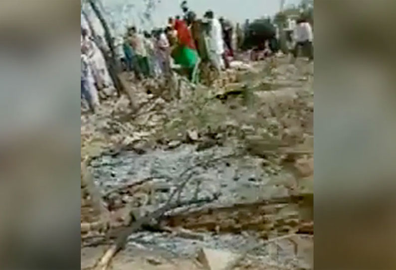 இந்திய விமானப்படைக்கு சொந்தமான விமானம் விழுந்து விபத்து- பொதுமக்கள் 2 பேர் உயிரிழப்பு