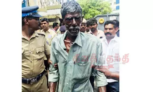 உடலில் மண் எண்ணெய் ஊற்றி தொழிலாளி தீக்குளிக்க முயற்சி உடலில் மண் எண்ணெய் ஊற்றி தொழிலாளி தீக்குளிக்க முயற்சி