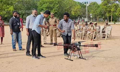 கலவரத்தை அடக்க டிரோன் மூலம் கண்ணீர் புகை குண்டு வீச்சு கலவரத்தை அடக்க டிரோன் மூலம் கண்ணீர் புகை குண்டு வீச்சு