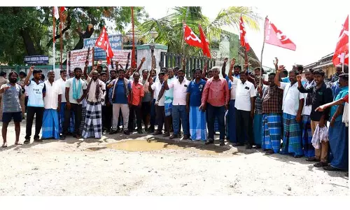 கூலியை உயர்த்தி கேட்டுடாஸ்மாக் குடோன் சுமைப்பணி தொழிலாளர்கள் ஆர்ப்பாட்டம்