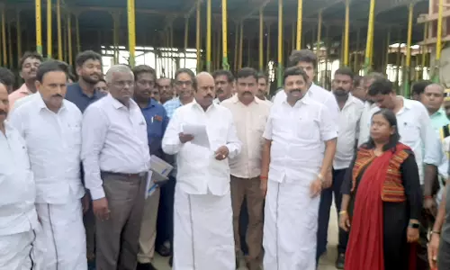 தமிழ்நாட்டில் 14 சுங்கச்சாவடிகளை அகற்ற தொடர்ந்து வலியுறுத்தி வருகிறோம்-அமைச்சர் எ.வ.வேலு பேட்டி தமிழ்நாட்டில் 14 சுங்கச்சாவடிகளை அகற்ற தொடர்ந்து வலியுறுத்தி வருகிறோம்-அமைச்சர் எ.வ.வேலு பேட்டி