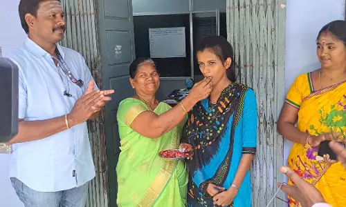 பிளஸ்-2 தேர்வு முடிவு தமிழகத்தின் ஒரே திருநங்கை மாணவி தேர்ச்சி-அரசு பணிக்கு செல்வதே லட்சியம் என பேட்டி