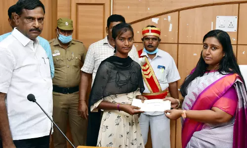 உயர்கல்வியை தொடர 7 மாணவ, மாணவிகளுக்கு ரூ.1 லட்சம் நிதிஉதவி-குறைதீர்க்கும் கூட்டத்தில் கலெக்டர் வழங்கினார் உயர்கல்வியை தொடர 7 மாணவ, மாணவிகளுக்கு ரூ.1 லட்சம் நிதிஉதவி-குறைதீர்க்கும் கூட்டத்தில் கலெக்டர் வழங்கினார்