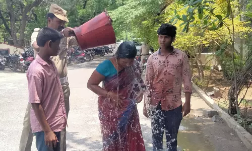 தர்மபுரி கலெக்டர் அலுவலகத்தில்2 மகன்களுடன் பெண் தீக்குளிக்க முயற்சிபோலீசார் தடுத்து நிறுத்தி விசாரணை தர்மபுரி கலெக்டர் அலுவலகத்தில்2 மகன்களுடன் பெண் தீக்குளிக்க முயற்சிபோலீசார் தடுத்து நிறுத்தி விசாரணை