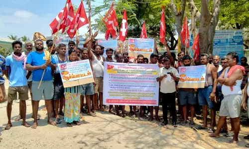 நாமக்கல்லில் சுமை தூக்கும் தொழிலாளர்கள் ஆர்ப்பாட்டம் நாமக்கல்லில் சுமை தூக்கும் தொழிலாளர்கள் ஆர்ப்பாட்டம்