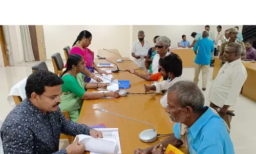 மக்கள் குறைதீர்வு நாள் கூட்டத்தில் 355 மனுக்கள் குவிந்தது மக்கள் குறைதீர்வு நாள் கூட்டத்தில் 355 மனுக்கள் குவிந்தது