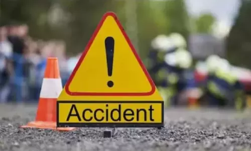 பாகிஸ்தானில் பள்ளத்தில் வேன் கவிழ்ந்து விபத்து - 2 பேர் பலி