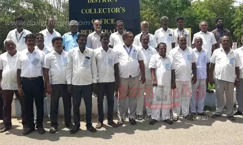 கோரிக்கை அட்டை அணிந்து பணிபுரிந்த அரசுத்துறை ஊர்தி ஓட்டுனர்கள்