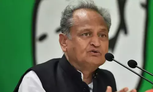 ஆட்சியை கவிழ்க்க சதி: வசுந்தரா ராஜேவால் என் அரசு கவிழாமல் தப்பியது - அசோக் கெலாட் பரபரப்பு தகவல்