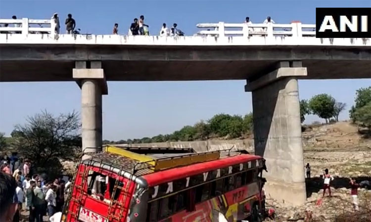 மத்திய பிரதேசத்தில் பஸ் கவிழ்ந்து விபத்து: 15 பேர் பலி; 25 பேர் காயம்