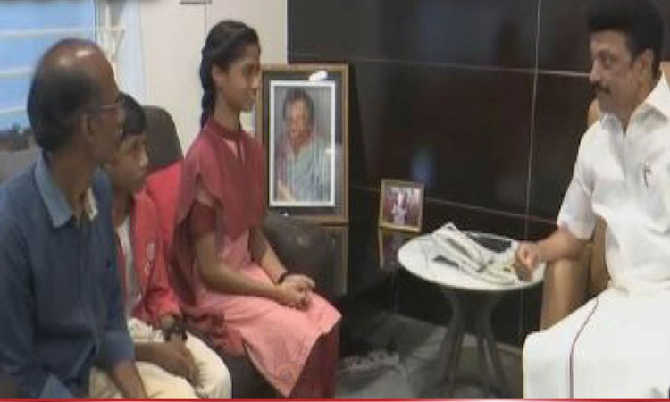 முதல்-அமைச்சர் மு.க. ஸ்டாலினை சந்தித்து வாழ்த்து பெற்ற மாணவி நந்தினி..!