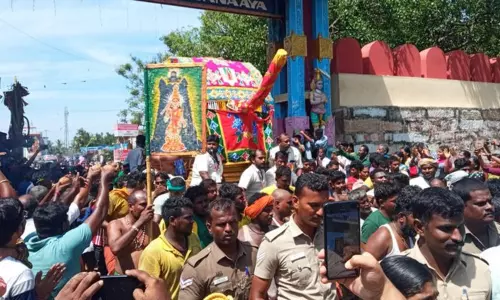 தங்கப்பல்லக்கில் அழகர் மலைக்கு சென்றடைந்தார் கள்ளழகர்...! தங்கப்பல்லக்கில் அழகர் மலைக்கு சென்றடைந்தார் கள்ளழகர்...!