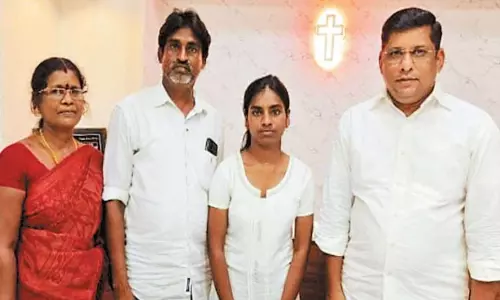 பிளஸ்-2 தேர்வில் பள்ளியில் முதலிடம் பிடித்த மாணவிக்கு பாராட்டு