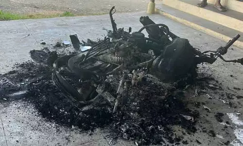 மோட்டார் சைக்கிள் தீ வைத்து எரிப்பு