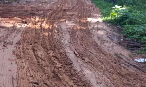 சேறும், சகதியுமாக மாறிய சாலை