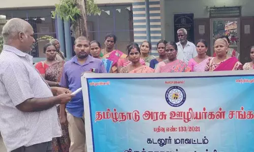 விருத்தாசலத்தில்அரசு ஊழியர்கள் சங்கத்தினர் ஆர்ப்பாட்டம் விருத்தாசலத்தில்அரசு ஊழியர்கள் சங்கத்தினர் ஆர்ப்பாட்டம்