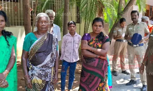 வீட்டை அபகரிக்க முயற்சி:கலெக்டர் அலுவலகத்தில்3 பெண்கள் தீக்குளிக்க முயற்சிஉறவினர்கள் மீது நடவடிக்கை எடுக்க வலியுறுத்தல்