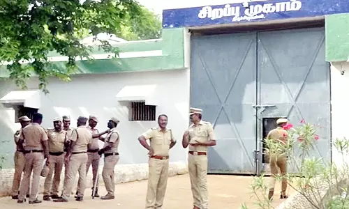 திருச்சி மத்திய சிறை வளாகத்தில் உள்ள சிறப்பு முகாமில் போலீசார் அதிரடி சோதனை