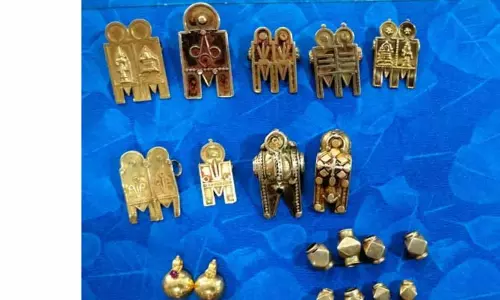 உண்டியல் காணிக்கை எண்ணும்போது தங்க நகைகளை திருடிய 2 பேர் கைது