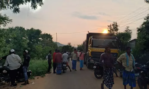 ஏரி மண் ஏற்றி வந்த லாரியை பொதுமக்கள் சிறை பிடிப்பு