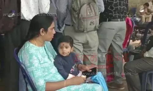 குழந்தையுடன் தேர்தல் பணிக்கு சென்ற பெண்