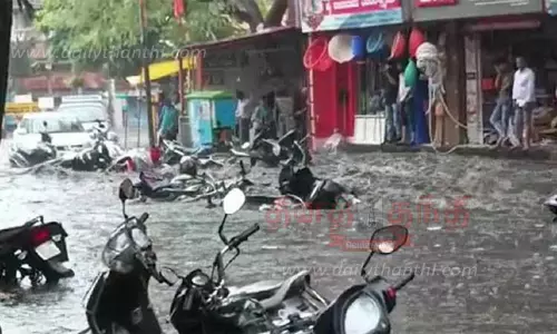 தார்வாரில் இடி-மின்னலுடன் பலத்த மழை; வாக்குச்சாவடியில் அமைத்த பந்தல் சரிந்தது