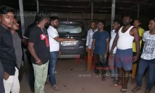 பாகல்கோட்டை டவுனில் டீ-சர்ட்டுகள் இருந்த மூட்டைகளுடன் பா.ஜனதா பிரமுகரின் கார் பறிமுதல்