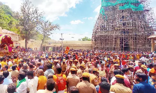 அதிர்வேட்டுகள் முழங்க கள்ளழகர் இருப்பிடம் வந்து சேர்ந்தார் - பூசணிக்காய் சுற்றி, பூக்கள் தூவி பக்தர்கள் வரவேற்பு