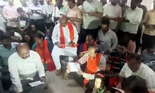 கர்நாடகத்தில் இந்து அமைப்பினர் பஜனை பாடல்கள் பாடி போராட்டம்; பா.ஜனதா தலைவர்களும் பங்கேற்றதால் பரபரப்பு