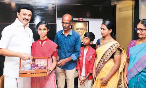 600-க்கு 600 மதிப்பெண் பெற்று சாதனை: மாணவி நந்தினியை நேரில் அழைத்து வாழ்த்திய முதல்-அமைச்சர்