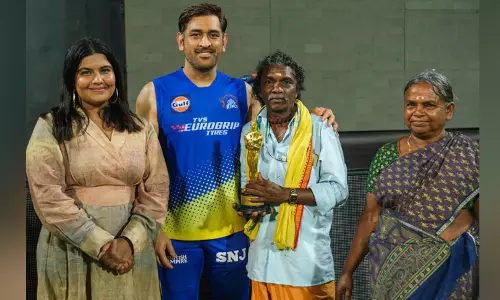 ஆஸ்கார் விருது வென்ற தி எலிபெண்ட் விஸ்பரர்ஸ் ஆவண குறும்பட குழுவினருடன் தோனி...!