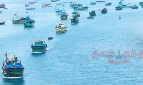 பாம்பன் தூக்குப்பாலத்தை கடந்து சென்ற படகுகள்