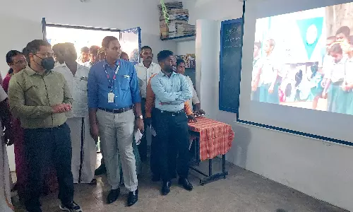 அரசு பள்ளியில் ஸ்மார்ட் வகுப்பறை