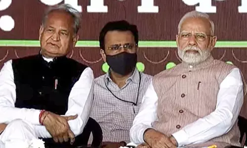 ஜனநாயகத்தில் எதிர்க்கட்சிகளை மதிக்க வேண்டும் - பிரதமர் மோடி முன்னிலையில் காங்கிரஸ் முதல்-மந்திரி பேச்சு