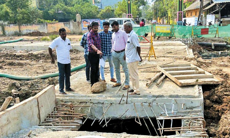 திருவொற்றியூரில் 2 ஆண்டுகளாக முடிக்கப்படாத மழைநீர் கால்வாய் பணி - ஒப்பந்ததாரர் மீது நடவடிக்கை எடுக்க உத்தரவு