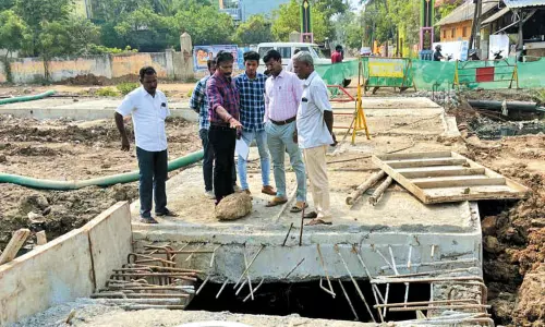 திருவொற்றியூரில் 2 ஆண்டுகளாக முடிக்கப்படாத மழைநீர் கால்வாய் பணி - ஒப்பந்ததாரர் மீது நடவடிக்கை எடுக்க உத்தரவு திருவொற்றியூரில் 2 ஆண்டுகளாக முடிக்கப்படாத மழைநீர் கால்வாய் பணி - ஒப்பந்ததாரர் மீது நடவடிக்கை எடுக்க உத்தரவு