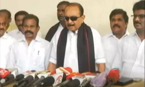 கவர்னர் ஆர்.என்.ரவி தனக்கு இல்லாத அதிகாரத்தை தானே எடுத்துக் கொள்கிறார் - வைகோ பேட்டி கவர்னர் ஆர்.என்.ரவி தனக்கு இல்லாத அதிகாரத்தை தானே எடுத்துக் கொள்கிறார் - வைகோ பேட்டி