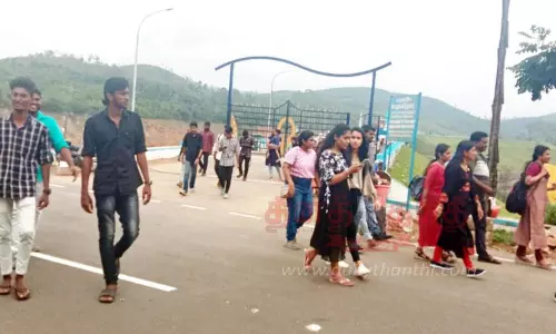 சோலையாறு அணையில் குவிந்த சுற்றுலா பயணிகள்