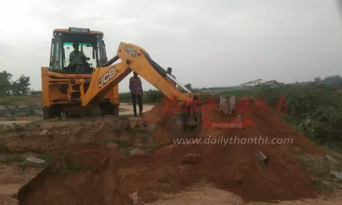 பாலாற்றில் மணல் கடத்தலை தடுக்க ராட்சத பள்ளங்கள்