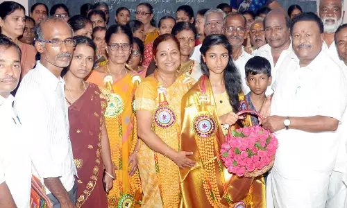 மாணவி நந்தினிக்கு முன்னாள் அமைச்சர் திண்டுக்கல் சீனிவாசன் நிதி உதவி