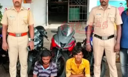 மோட்டார் சைக்கிள் திருடிய 2 வாலிபர்கள் கைது
