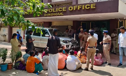 போலீஸ் சூப்பிரண்டு அலுவலகம் முன்பு பொதுமக்கள் தர்ணா போலீஸ் சூப்பிரண்டு அலுவலகம் முன்பு பொதுமக்கள் தர்ணா