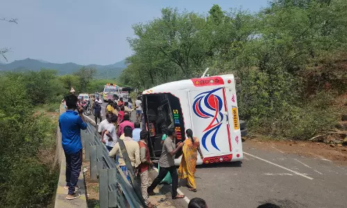ஒகேனக்கல் அருகே, துக்க காரியத்துக்கு சென்ற போதுபஸ் கவிழ்ந்து 30 பேர் படுகாயம்