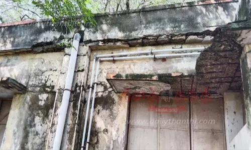 சேதமடைந்த நூலக கட்டிடம் சேதமடைந்த நூலக கட்டிடம்