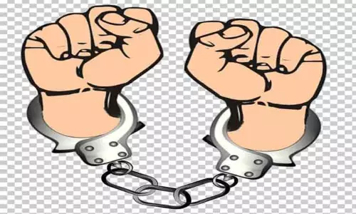 லாட்டரி சீட்டுகள் விற்ற 2 பேர் கைது லாட்டரி சீட்டுகள் விற்ற 2 பேர் கைது