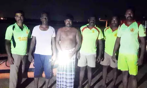 கொள்ளிடம் ஆற்றில் சிக்கிய லாரி டிரைவர் உயிருடன் மீட்பு கொள்ளிடம் ஆற்றில் சிக்கிய லாரி டிரைவர் உயிருடன் மீட்பு