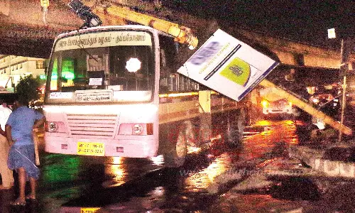 சிக்னல் கம்பம் உடைந்து அரசு பஸ் மீது விழுந்தது சிக்னல் கம்பம் உடைந்து அரசு பஸ் மீது விழுந்தது